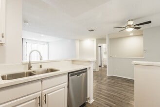 16117 Sunset Blvd in Pacific Palisades, CA - Foto de edificio - Interior Photo