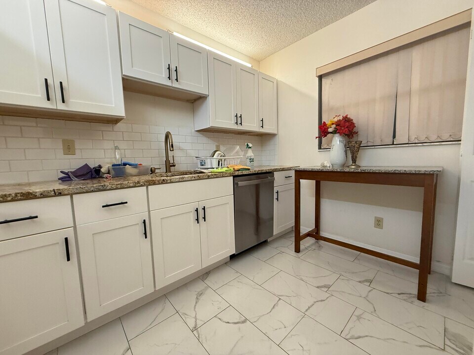 1200 SE Parkview Pl in Stuart, FL - Building Photo