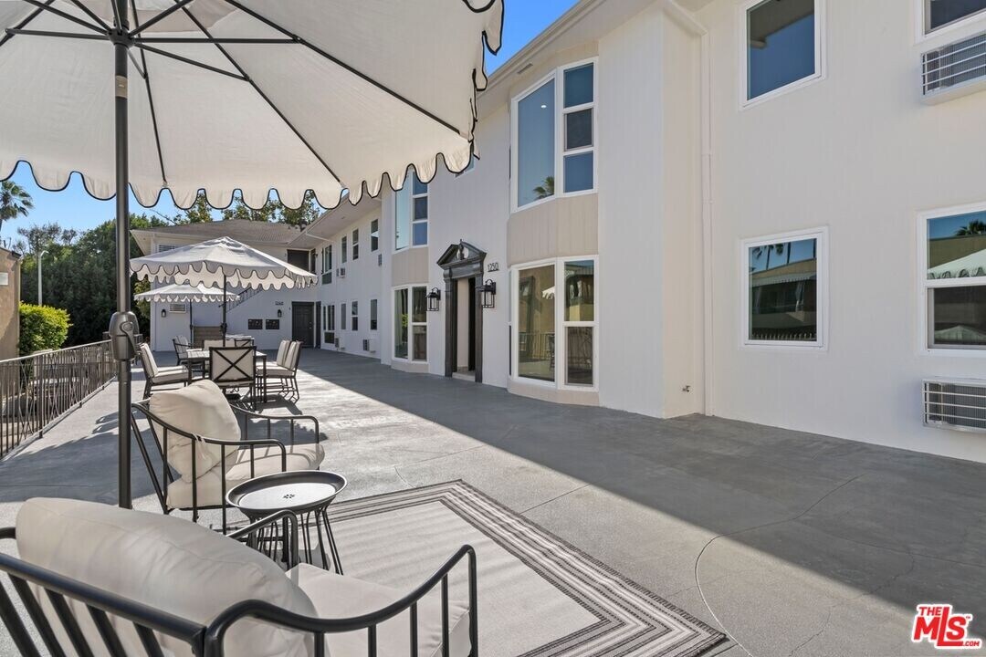 1252 N Crescent Heights Blvd in West Hollywood, CA - Building Photo