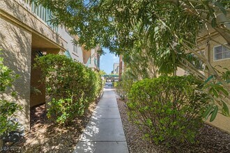 5155 W Tropicana Ave in Las Vegas, NV - Foto de edificio - Building Photo