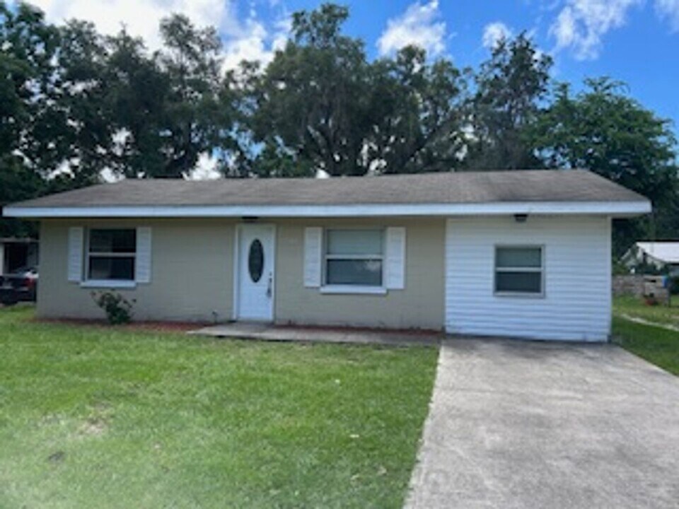 13580 SE Hwy 464C in Ocklawaha, FL - Building Photo