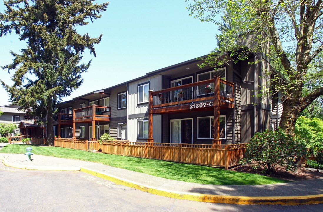 Forty-Eighth Park West in Mountlake Terrace, WA - Foto de edificio