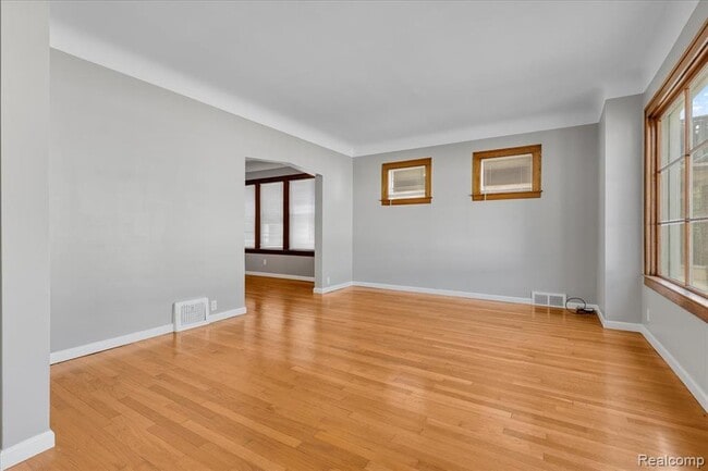1411 Wayburn St in Grosse Pointe, MI - Foto de edificio - Building Photo