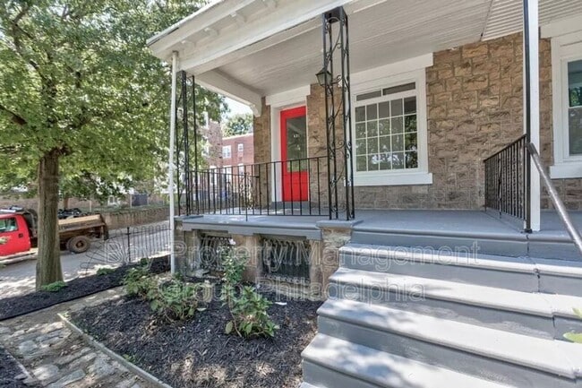 435 E Walnut Ln photo'