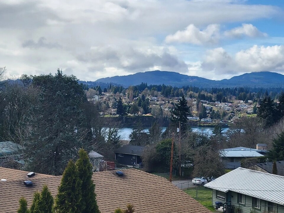 703 Sheridan Rd, Unit A in Bremerton, WA - Foto de edificio