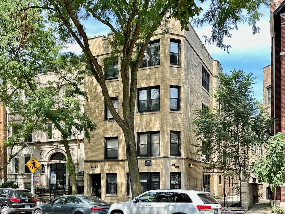 646.5 W Roscoe St in Chicago, IL - Building Photo