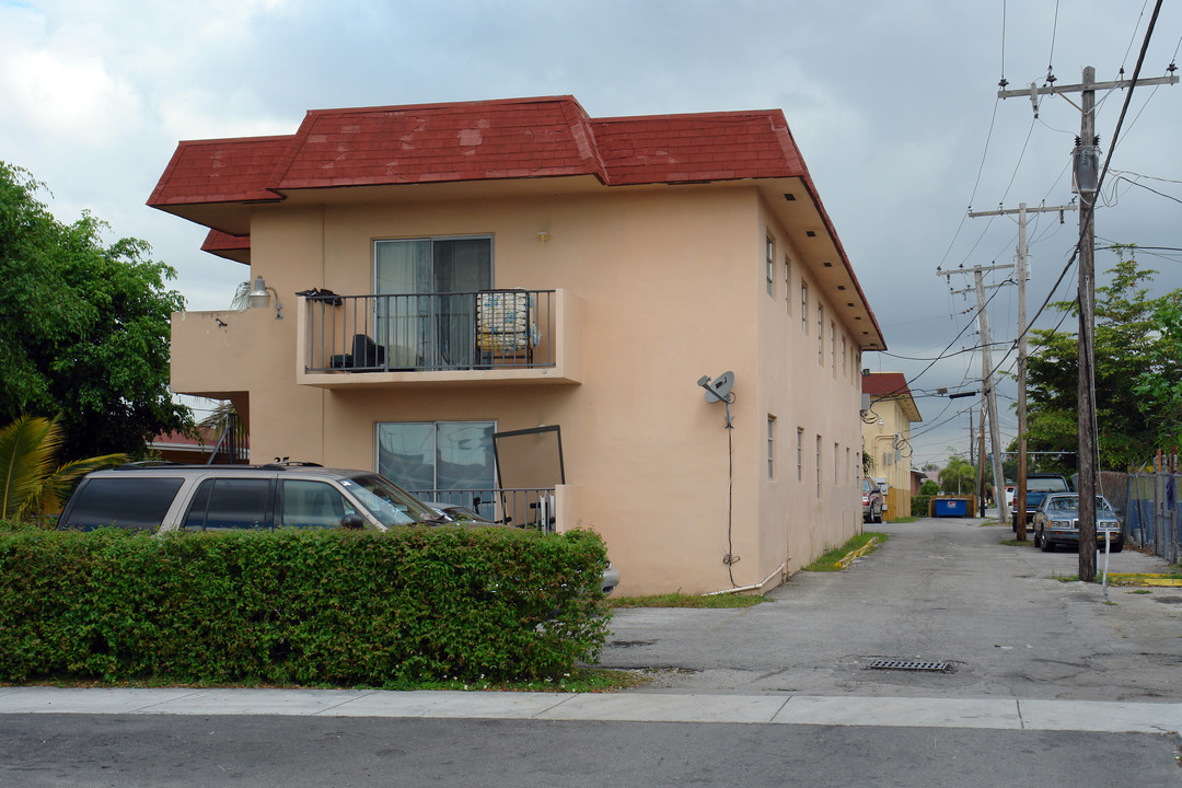 25 W 30th St in Hialeah, FL - Building Photo