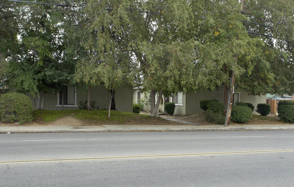 2310 N Fruit Ave in Fresno, CA - Building Photo