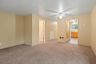 Witham Village in Corvallis, OR - Foto de edificio - Building Photo