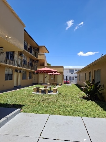 Turf 2 in Hialeah, FL - Foto de edificio