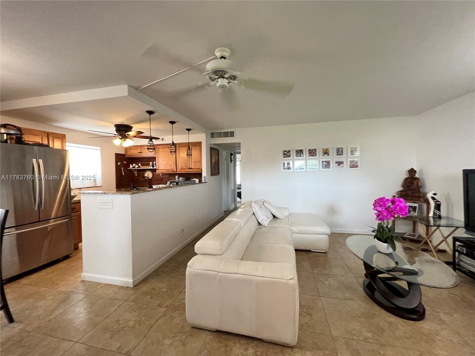 21 Saxony A in Delray Beach, FL - Foto de edificio
