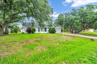 5852 Brickell Dr in North Port, FL - Foto de edificio - Building Photo