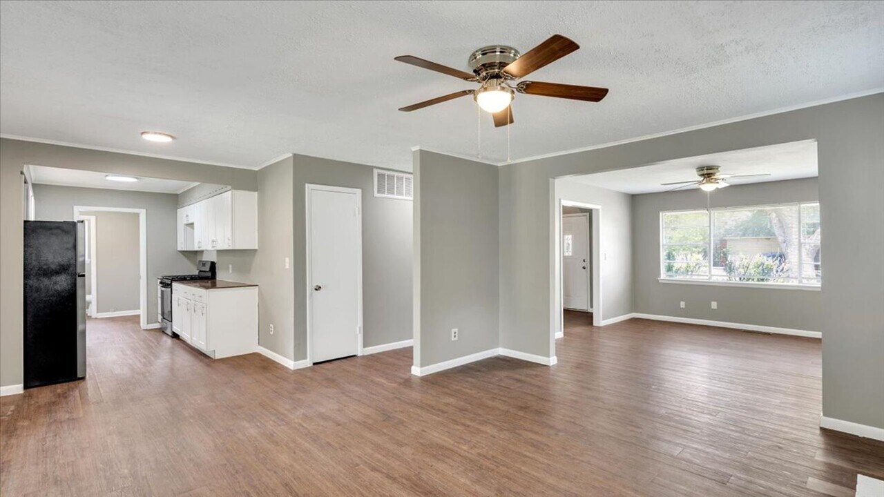 909 W Atlanta Ct in Broken Arrow, OK - Foto de edificio