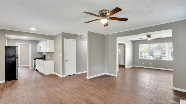 property at 909 W Atlanta Ct