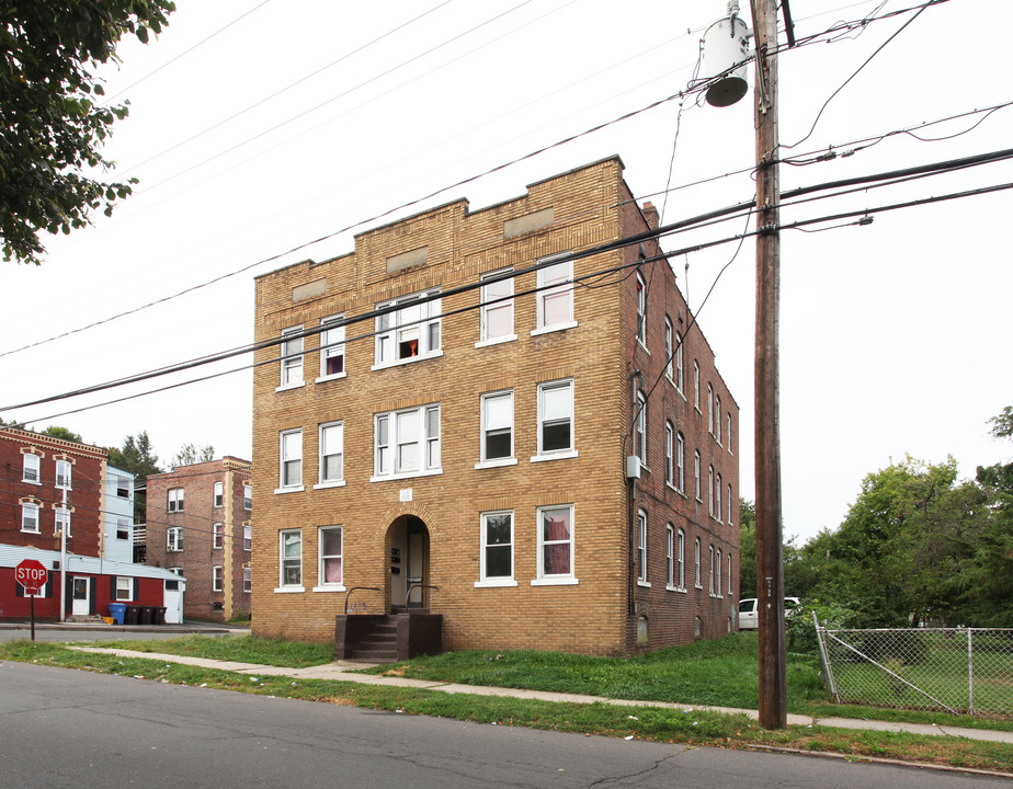 152 Oak St in New Britain, CT - Building Photo