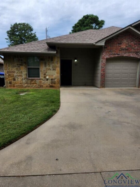 1205 H G Mosley Pkwy in Longview, TX - Building Photo