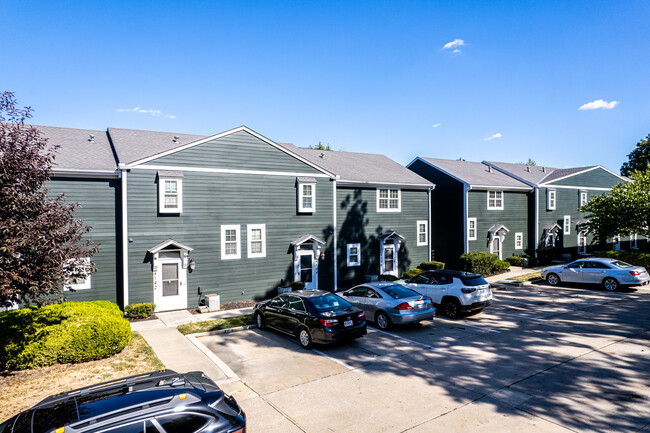 Roanoke Townhomes in Kansas City, MO - Building Photo - Building Photo