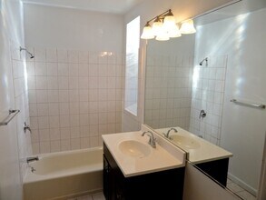 4933 N Kedzie Ave, Unit 2W in Chicago, IL - Building Photo - Building Photo