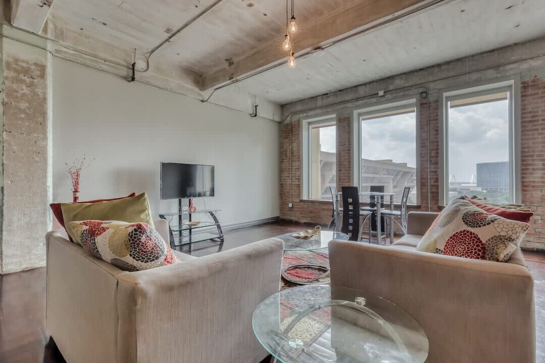 500 S Ervay St in Dallas, TX - Building Photo
