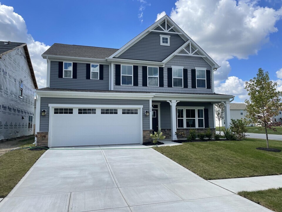 230 Gathering Ln in Greenwood, IN - Building Photo