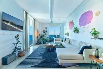 700 NE 25th St in Miami, FL - Foto de edificio - Building Photo