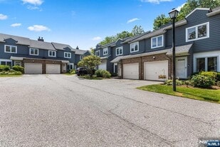 6-04 Cross Meadows, Unit 1X in Fair Lawn, NJ - Building Photo