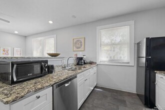 402 E Dewey Pl, Unit 101 in San Antonio, TX - Building Photo - Building Photo