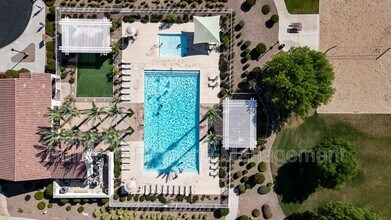 1712 S Martingale Rd in Gilbert, AZ - Foto de edificio - Building Photo