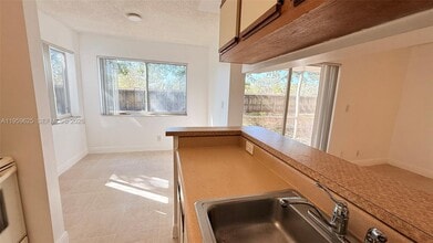 5612 Rock Island Rd in Tamarac, FL - Building Photo - Building Photo