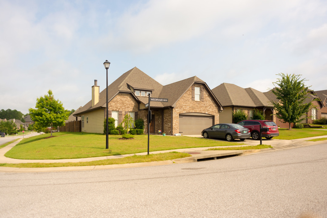 1001 Medinah Dr in Calera, AL - Foto de edificio