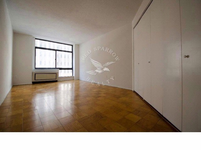 303 E 43rd St-Unit -3B in New York, NY - Building Photo - Building Photo