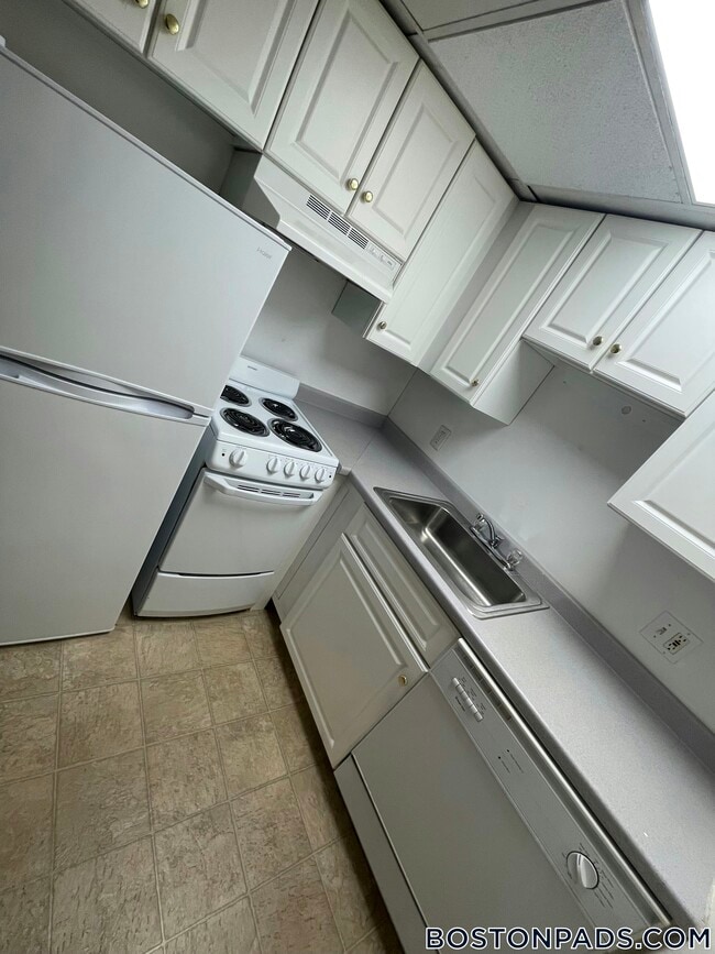 62 Boylston St, Unit L04 in Boston, MA - Building Photo - Building Photo