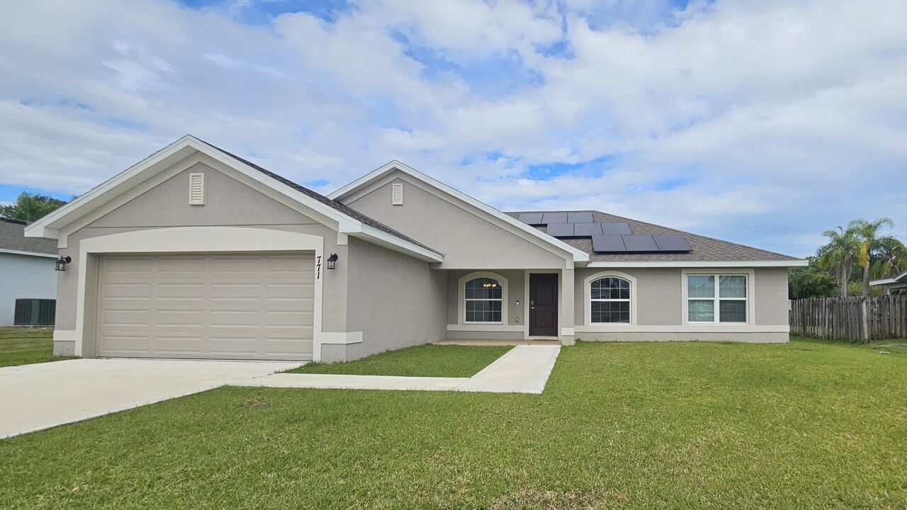 771 SE Starflower Ave in Port St. Lucie, FL - Building Photo