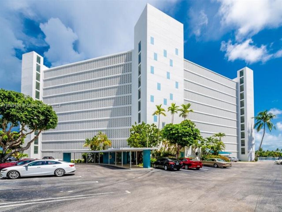 9101 E Bay Harbor Dr, Unit 905 in Bay Harbor Islands, FL - Foto de edificio