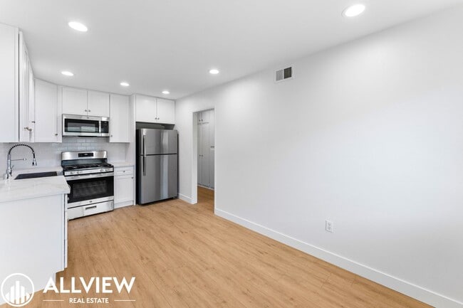 16651 Tunstall Ln in Huntington Beach, CA - Foto de edificio - Building Photo