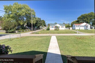524 Midlake Dr NE in Knoxville, TN - Building Photo - Building Photo