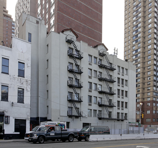 300 E 96th St in New York, NY - Building Photo - Building Photo