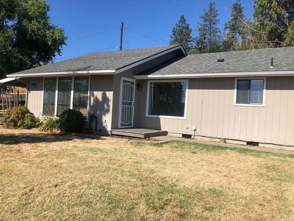 10901 Hannon Rd in Eagle Point, OR - Building Photo