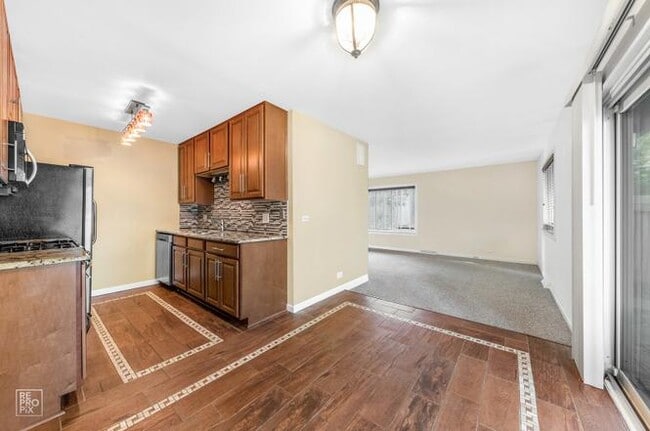 636 Forum Dr in Roselle, IL - Building Photo - Building Photo