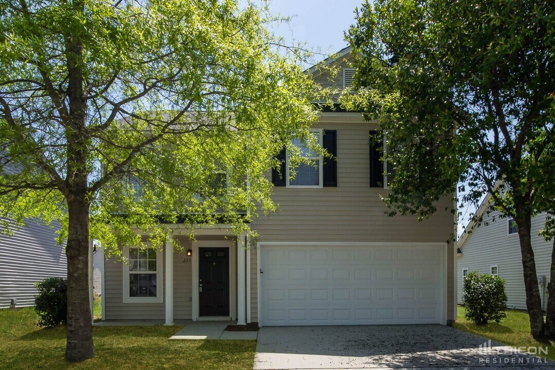 225 Meyer Ln in Columbia, SC - Building Photo