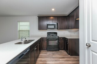 1109 Wildflower St in Ennis, TX - Foto de edificio - Building Photo