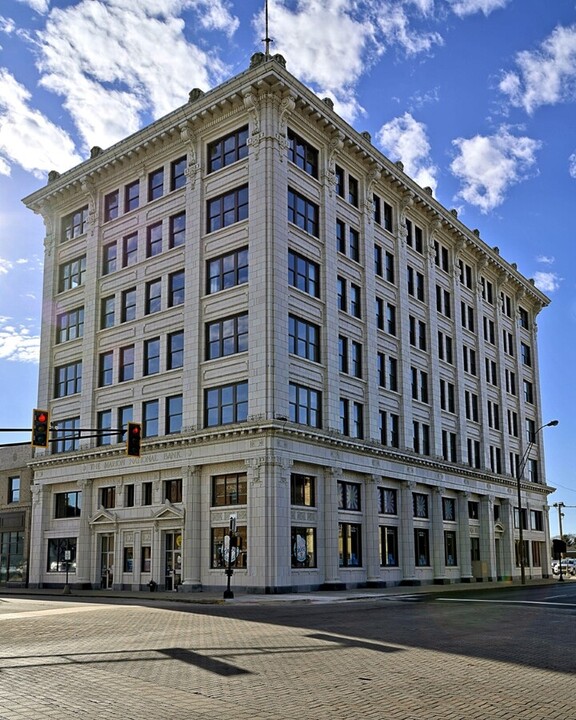 402 S Washington St in Marion, IN - Building Photo