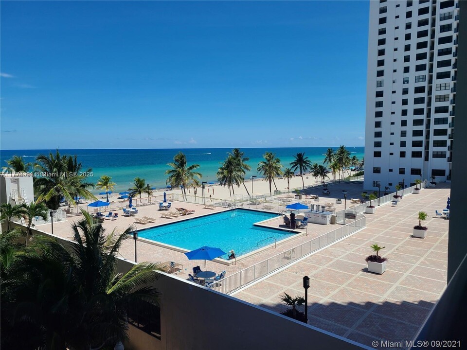 2101 S Ocean Dr in Hollywood, FL - Foto de edificio