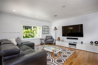 52 Montilla Ave in Coral Gables, FL - Foto de edificio - Building Photo