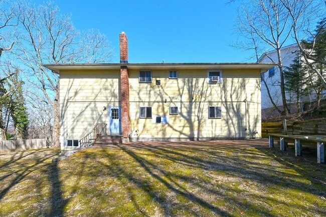 8 Harbor Hill Rd in Glen Cove, NY - Building Photo - Building Photo