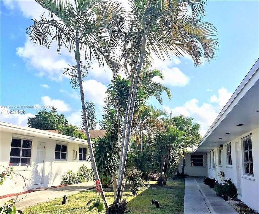 2236 Jackson St, Unit 8 in Hollywood, FL - Foto de edificio