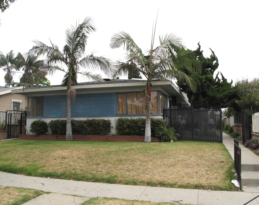 826 S Larch Ave in Inglewood, CA - Building Photo