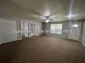 1005 Locust St in Harrisonville, MO - Building Photo - Building Photo