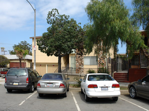 1576 Locust Ave in Long Beach, CA - Building Photo - Building Photo