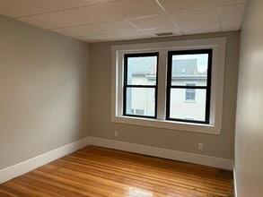 2020 Massachusetts Ave, Unit 2 in Cambridge, MA - Foto de edificio - Building Photo